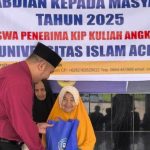 Program Pengabdian Mahasiswa UIA Penerima Beasiswa KIP Serahkan Sembako Kepada Desa Binaan